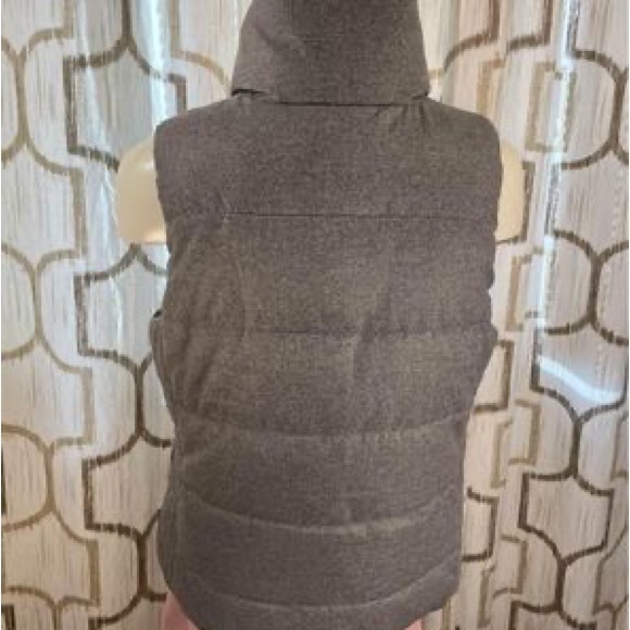 Women’s medium Old Navy fleece lined puffer vest (gray) - Picture 5 of 9